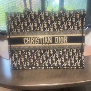 Large Dior Book Tote Blue
Dior Oblique Embroidery (42× 35 × 18.5 cm)